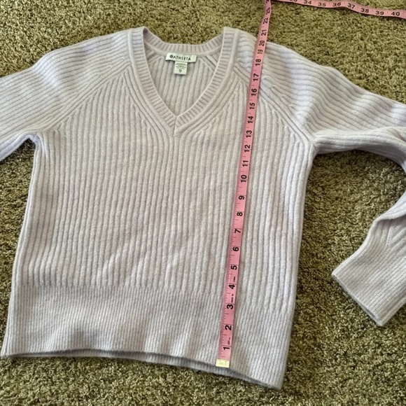 Athleta Layover V-Neck Sweater Light Purple Merino Extra Fine Wool 
Size XS - Picture 9 of 12